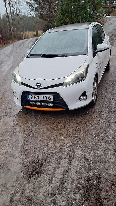 Begagnad 2013 Toyota Yaris Hybrid Halvkombi | 64 000 kr (Marknadspris) - Bild 1/4