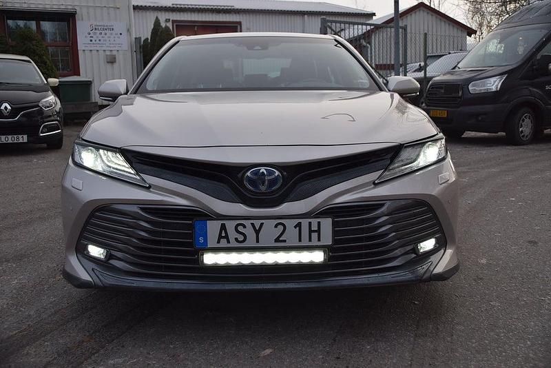 Begagnad Toyota Camry Hybrid Executive 218 HK (160 kW) 2020 Ljusbrun Sedan