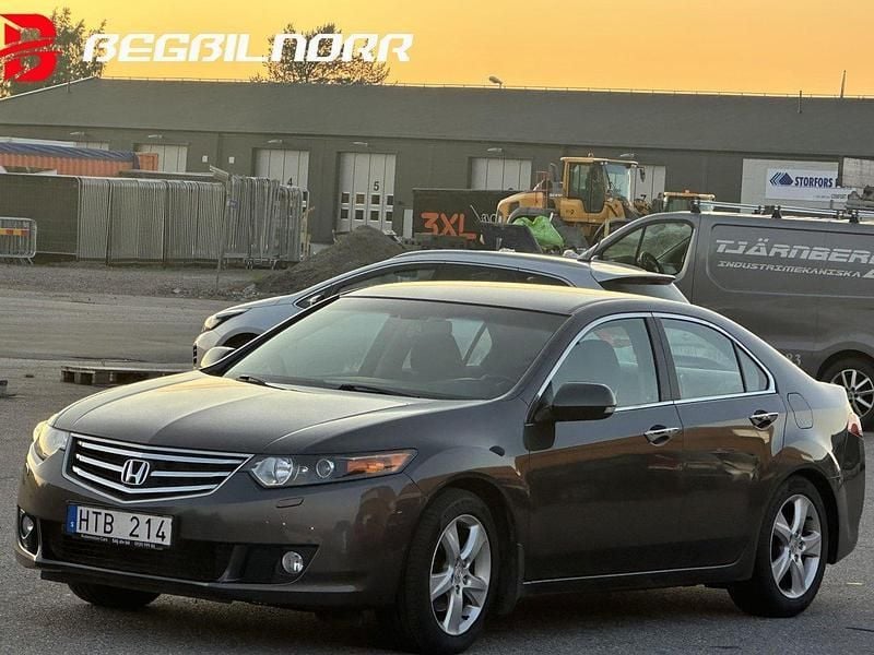 Mörkgrå (grå) Begagnad 2011 Honda Accord Elegance Sedan | 99 500 kr (Marknadspris) - Bild 1/3