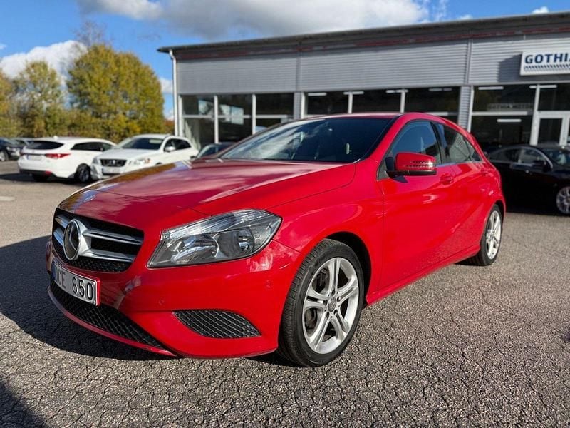 Röd Begagnad 2014 Mercedes A180 Urban Halvkombi | 119 900 kr (Marknadspris) - Bild 1/4