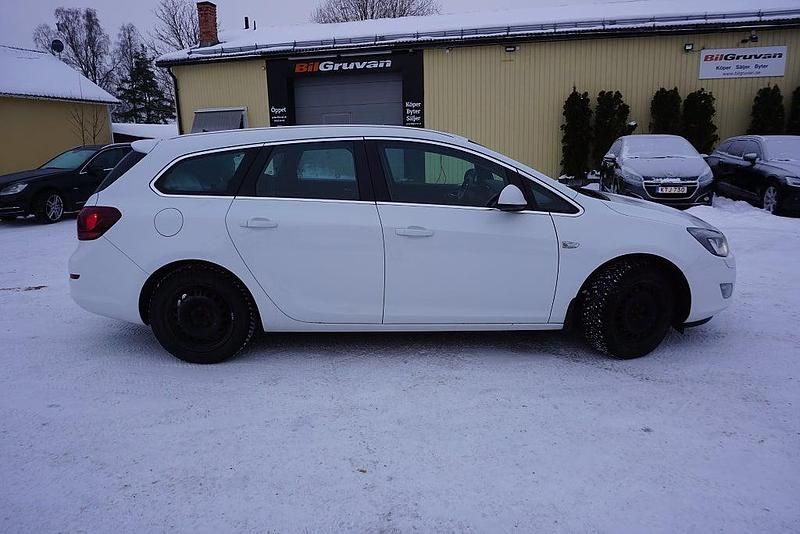 Begagnad Opel Astra 140 HK (102 kW) 2011 Vit Kombi