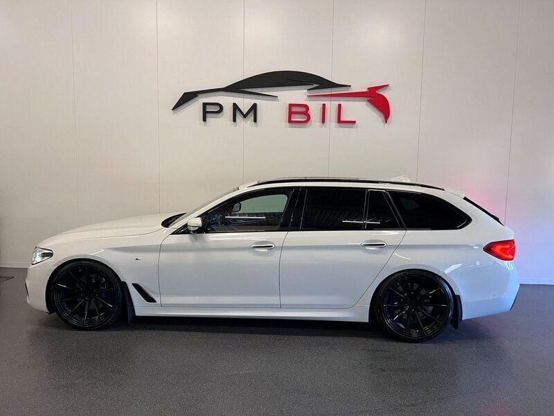 Vit Begagnad 2018 BMW 530 M Sport Kombi | 319 900 kr (Marknadspris) - Bild 1/4