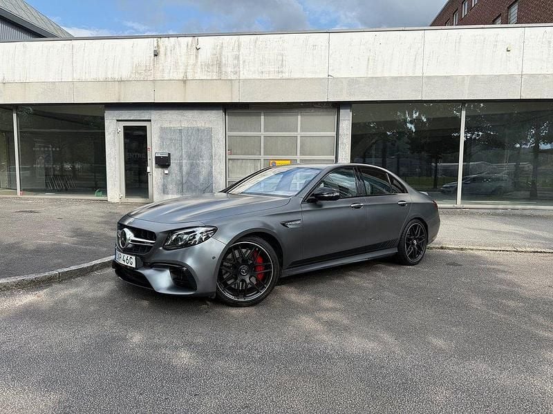 Grå Begagnad 2018 Mercedes E63S AMG AMG Sedan | 699 000 kr (Superpris) - Bild 1/4