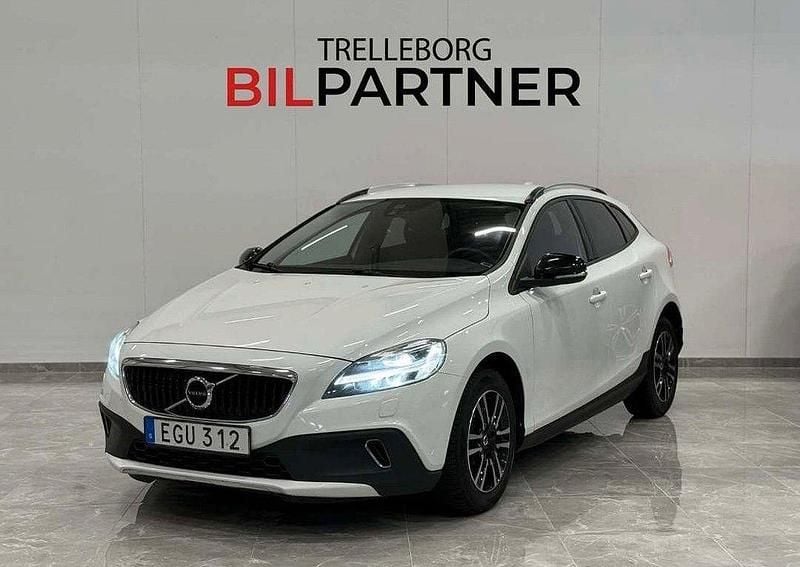 Vit Begagnad 2016 Volvo V40 CC Momentum Kombi | 169 900 kr (Marknadspris) - Bild 1/4