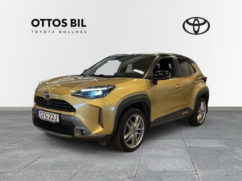 Gul Begagnad 2021 Toyota Yaris Hybrid SUV | 284 000 kr (Dyr) - Bild 1/4