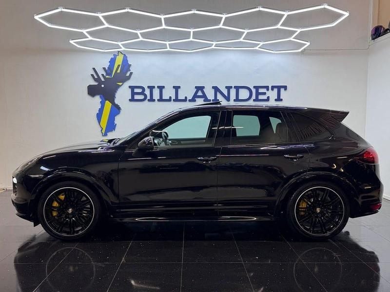 Begagnad Porsche Cayenne GTS 420 HK (308 kW) 2012 Svart SUV
