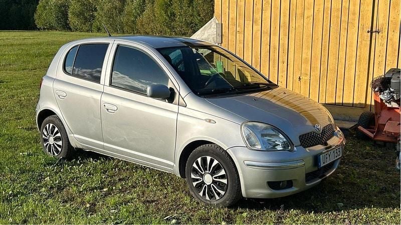 Silver Begagnad 2003 Toyota Yaris Halvkombi | 31 500 kr (Bra pris) - Bild 1/4