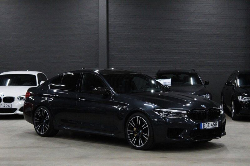 Mörkgrå (grå metallic) Begagnad 2018 BMW M5 Sedan | 689 900 kr (Superpris) - Bild 1/4