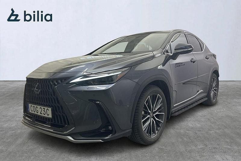 Grå Begagnad 2023 Lexus NX350h Luxury Line SUV | 579 900 kr (Marknadspris) - Bild 1/4