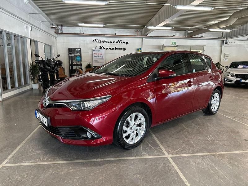Röd Begagnad 2017 Toyota Auris Active Halvkombi | 149 900 kr (Marknadspris) - Bild 1/4