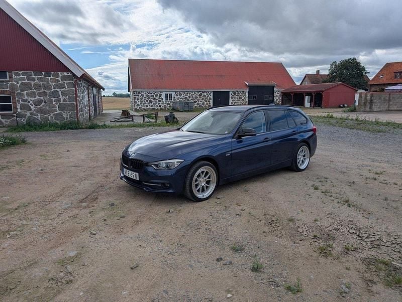 Blå Begagnad 2016 BMW 320 Sport Line Kombi | 184 900 kr (Marknadspris) - Bild 1/4