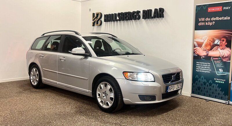 Ljusgrå (grå) Begagnad 2010 Volvo V50 Momentum Kombi | 39 900 kr (Marknadspris) - Bild 1/4
