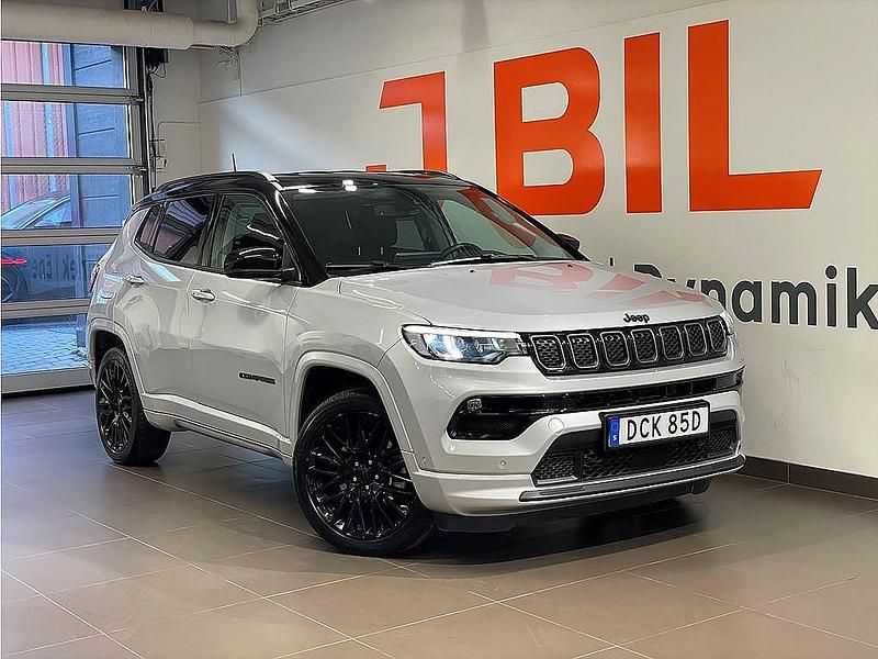 Grå Begagnad 2022 Jeep Compass SUV | 304 900 kr (Marknadspris) - Bild 1/4