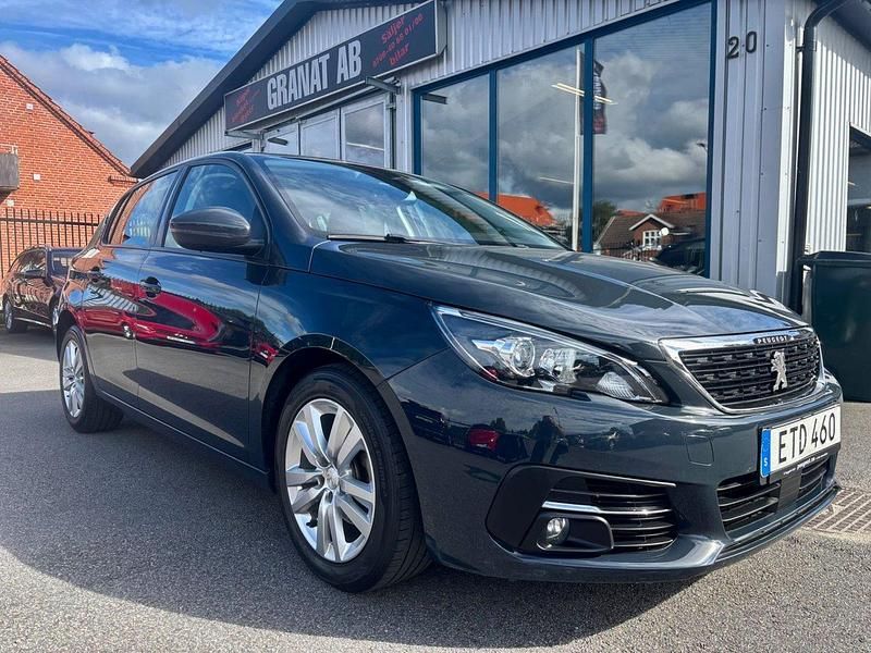 Mörkgrå (grå) Begagnad 2018 Peugeot 308 Active Halvkombi | 139 000 kr (Marknadspris) - Bild 1/4