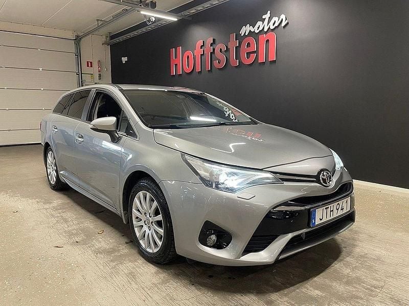 Ljusgrå (grå) Begagnad 2015 Toyota Avensis Active Kombi | 99 900 kr (Marknadspris) - Bild 1/4