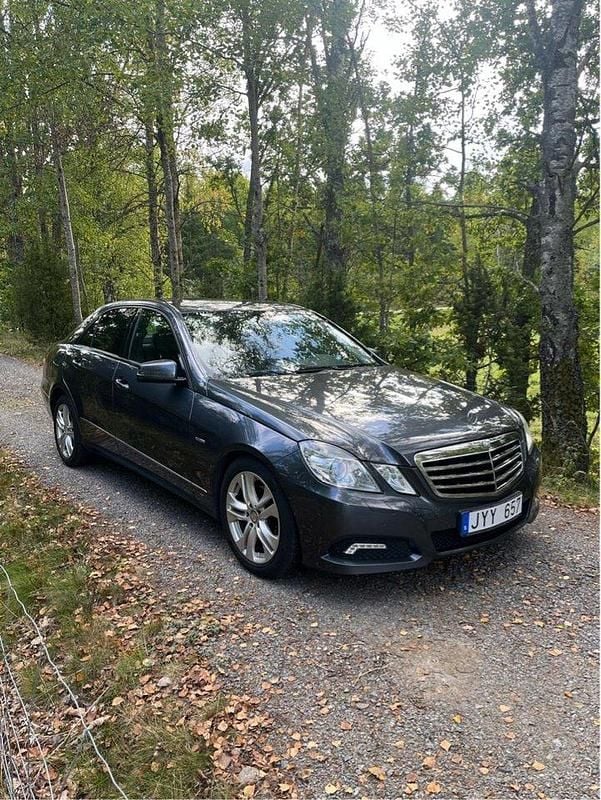 Grå Begagnad 2010 Mercedes E220 Avantgarde Sedan | 84 000 kr (Superpris) - Bild 1/4