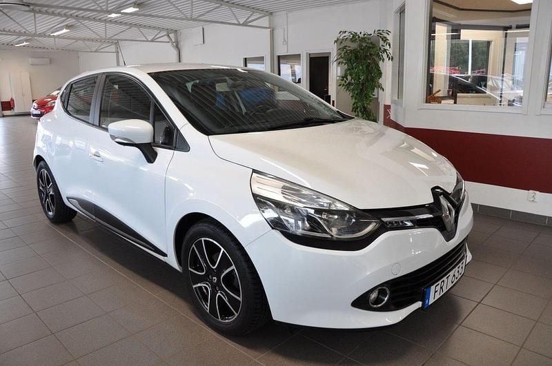 Vit Begagnad 2015 Renault Clio IV Dynamique Halvkombi | 97 500 kr (Lite dyr) - Bild 1/4
