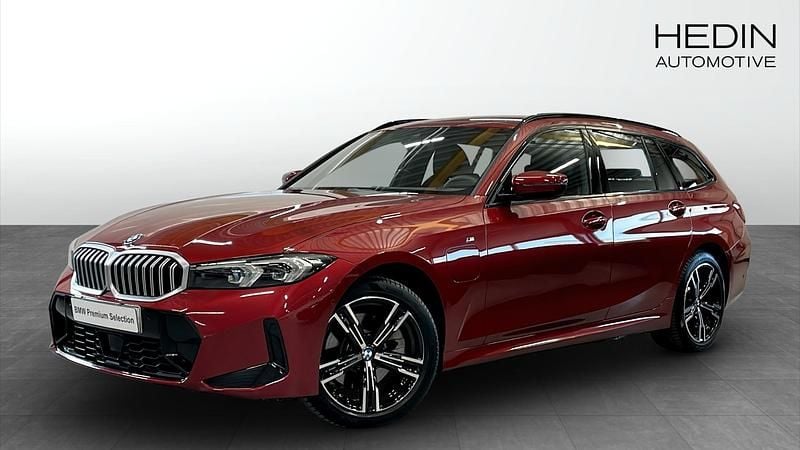 Röd (red) Begagnad 2025 BMW 330e M Sport Kombi | 528 700 kr (Dyr) - Bild 1/4
