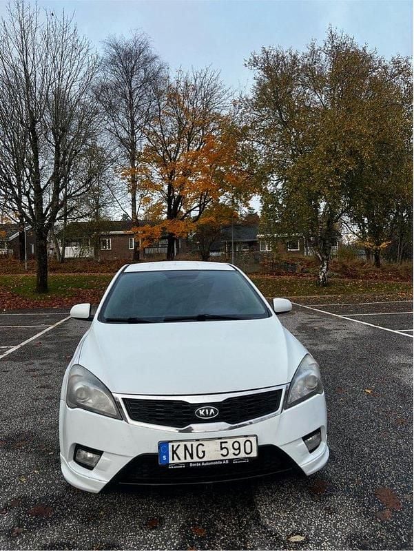 Vit Begagnad 2010 Kia Ceed Halvkombi | 30 000 kr (Marknadspris) - Bild 1/4