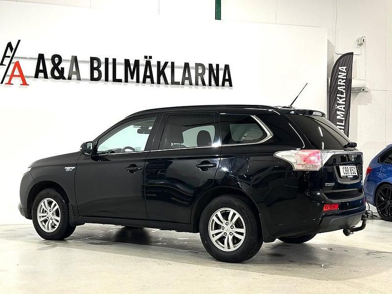 Begagnad Mitsubishi Outlander P-HEV 121 HK (88 kW) 2014 Svart SUV