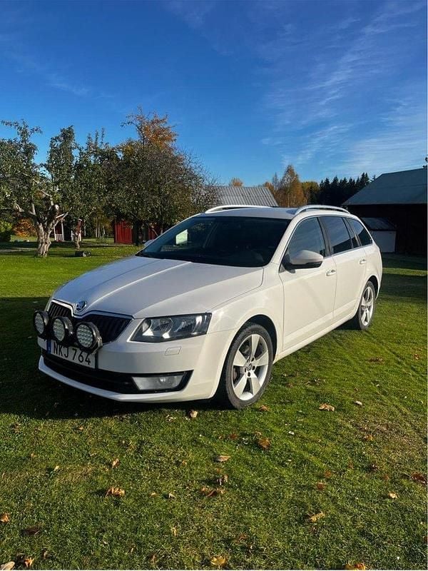 Vit Begagnad 2014 Skoda Octavia Elegance Kombi | 82 000 kr (Superpris) - Bild 1/4