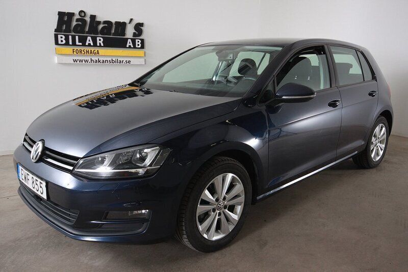 Mörkblå (blå) Begagnad 2015 VW Golf VII Halvkombi | 134 500 kr (Marknadspris) - Bild 1/4