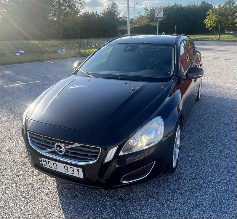 Svart Begagnad 2013 Volvo V60 Momentum Kombi | 79 900 kr (Marknadspris) - Bild 1/4