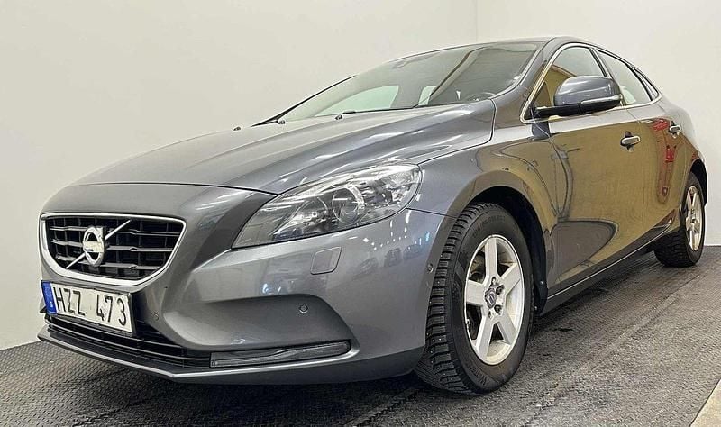 Grå Begagnad 2013 Volvo V40 Summum Kombi | 99 900 kr (Marknadspris) - Bild 1/4