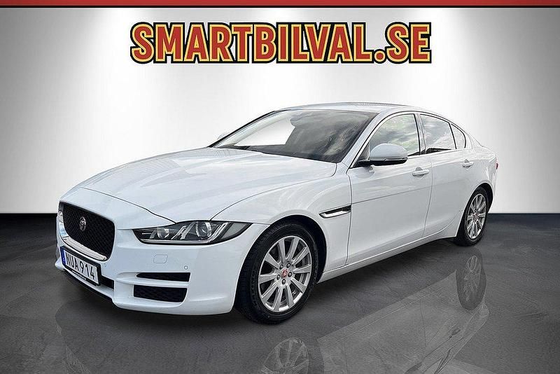Vit Begagnad 2015 Jaguar XE Sedan | 119 900 kr (Marknadspris) - Bild 1/4