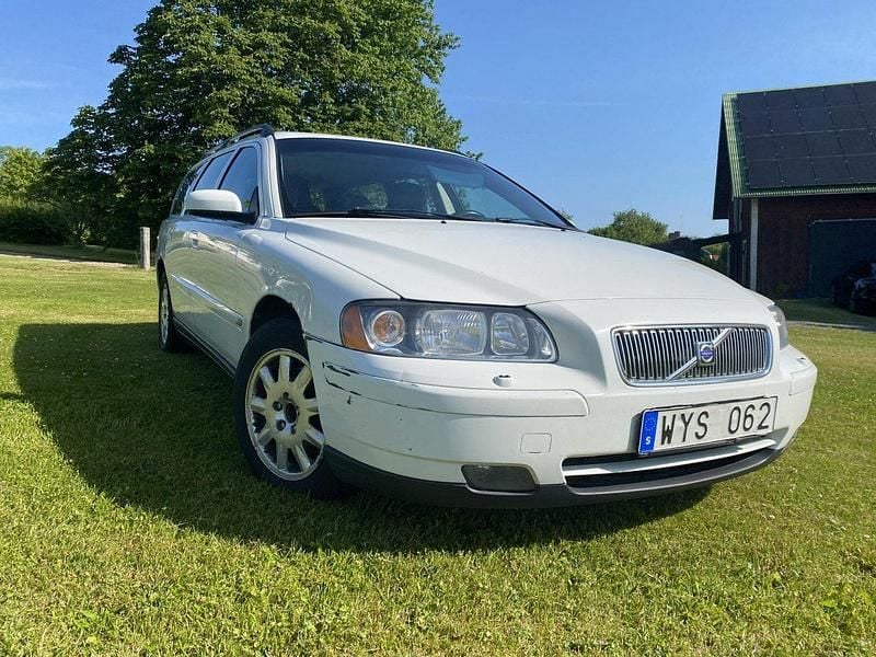 Vit Begagnad 2005 Volvo V70 Kinetic Kombi | 20 000 kr (Marknadspris) - Bild 1/4