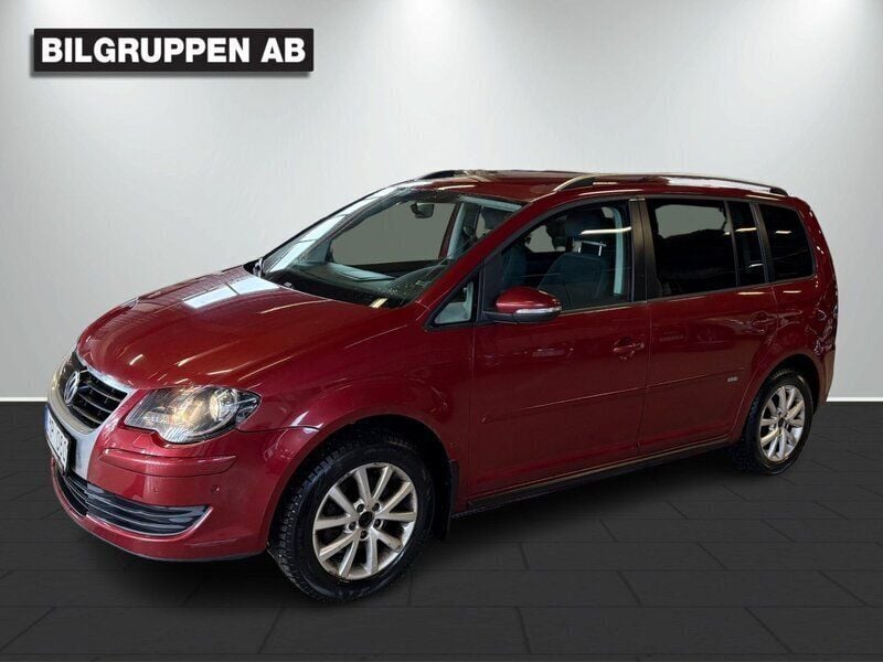 Mörkröd (röd) Begagnad 2010 VW Touran Trendline Minibuss | 37 900 kr (Bra pris) - Bild 1/4