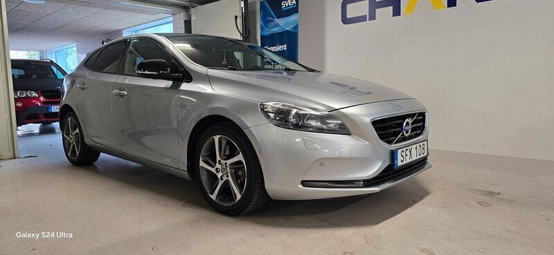 Silver Begagnad 2015 Volvo V40 Summum Kombi | 179 900 kr (Marknadspris) - Bild 1/4