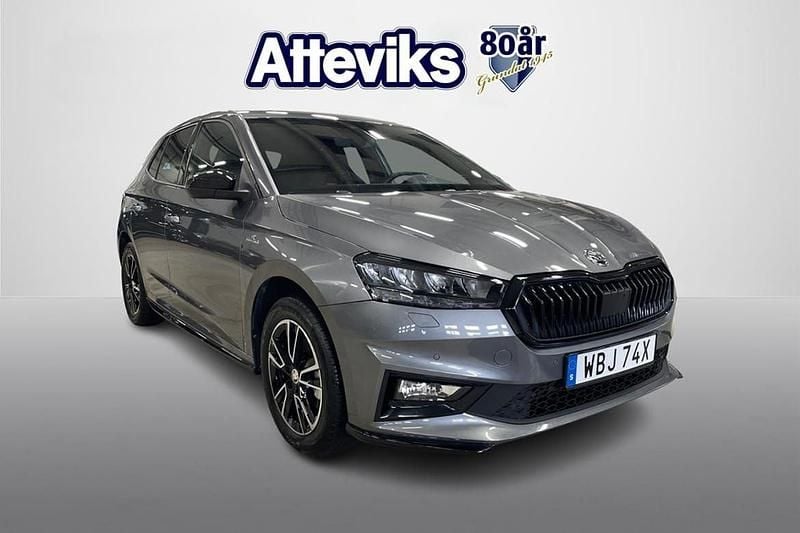 Grå Begagnad 2024 Skoda Fabia Monte Carlo Halvkombi | 228 900 kr (Marknadspris) - Bild 1/4