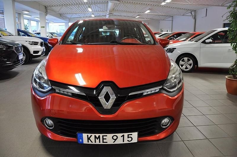 Begagnad Renault Clio IV Dynamique 90 HK (66 kW) 2014 Rödmetallic Halvkombi