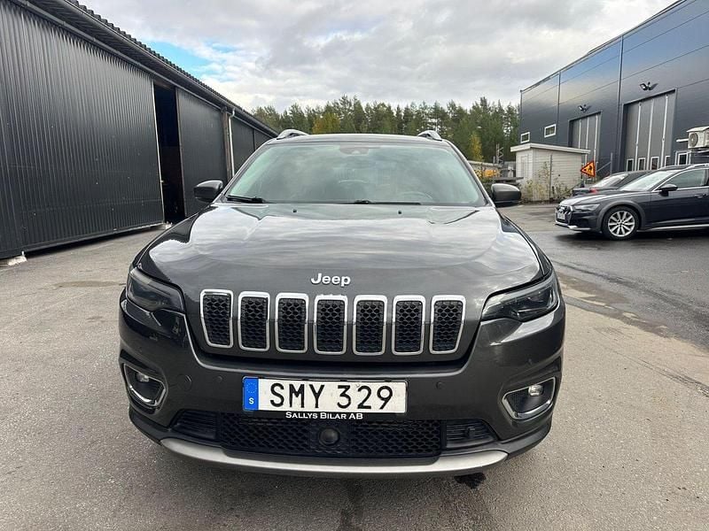 Grå Begagnad 2019 Jeep Cherokee SUV | 184 900 kr (Lite dyr) - Bild 1/4