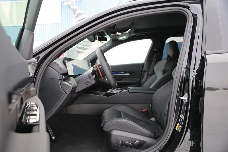 Begagnad BMW M5 728 HK (535 kW) 2025 Black sapphire metallic Kombi