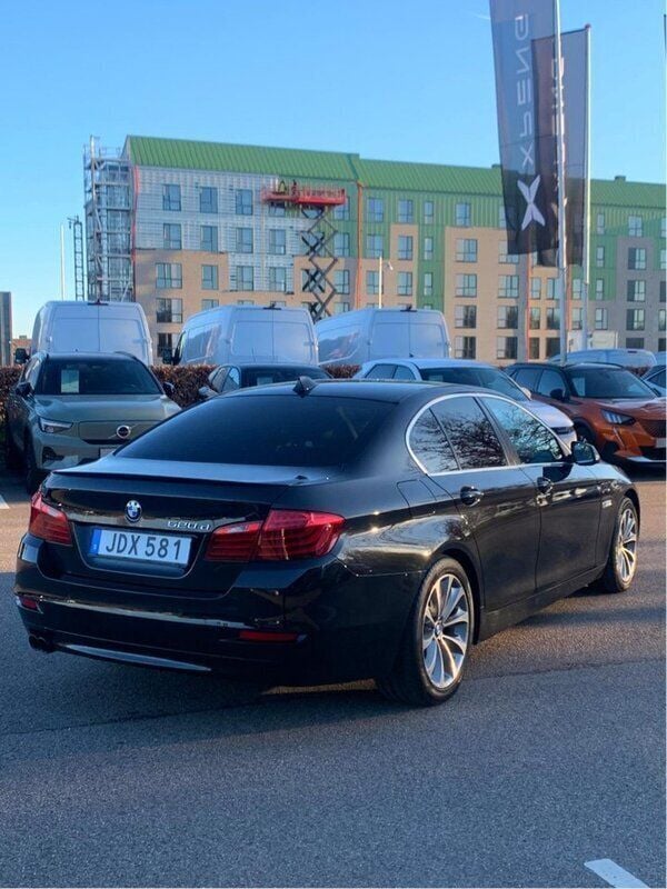 Svart Begagnad 2016 BMW 520 M Sport Sedan | 135 000 kr (Bra pris) - Bild 1/4