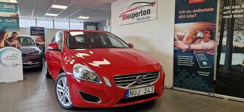 Röd Begagnad 2011 Volvo V60 Momentum Kombi | 114 900 kr (Marknadspris) - Bild 1/4