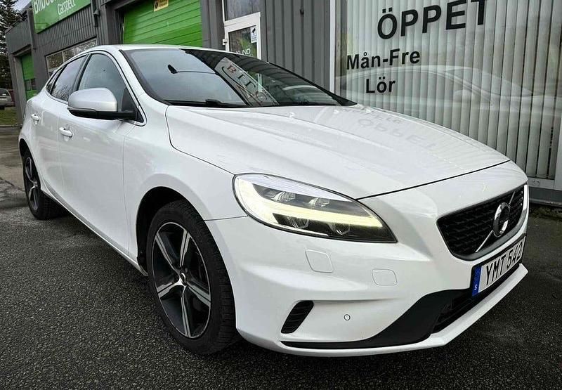 Begagnad Volvo V40 R-Design 150 HK (110 kW) 2019 Vit Halvkombi