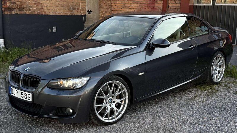Grå Begagnad 2007 BMW 335 Cabriolet M Sport Cab | 169 900 kr (Marknadspris) - Bild 1/4