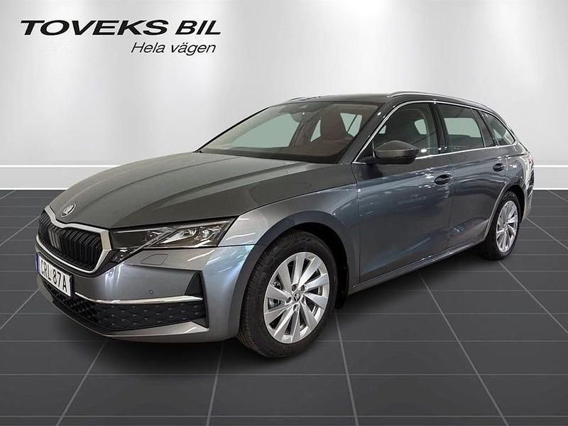 Grå (graphite grey metallic) Ny 2025 Skoda Octavia Selection Kombi | 349 900 kr (Marknadspris) - Bild 1/4