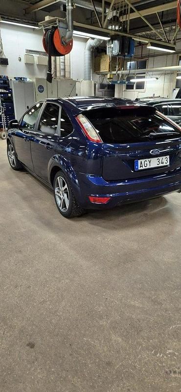 Blå Begagnad 2011 Ford Focus Titanium Halvkombi | 39 000 kr (Marknadspris) - Bild 1/4
