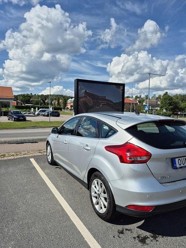 Grå Begagnad 2015 Ford Focus Titanium Halvkombi | 78 000 kr (Marknadspris) - Bild 1/4