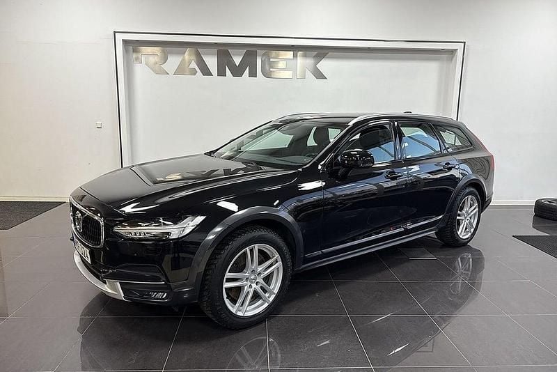Svart Begagnad 2018 Volvo V90 CC Momentum Kombi | 244 000 kr (Marknadspris) - Bild 1/4