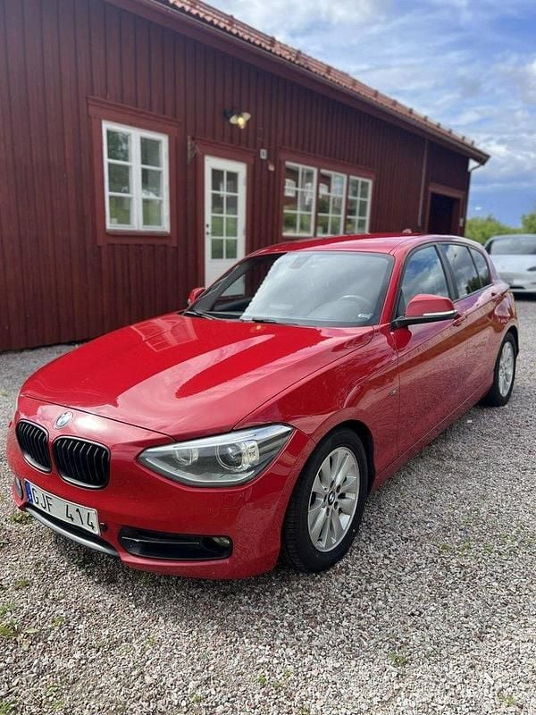 Röd Begagnad 2012 BMW 118 Sport Line Halvkombi | 75 000 kr (Marknadspris) - Bild 1/4