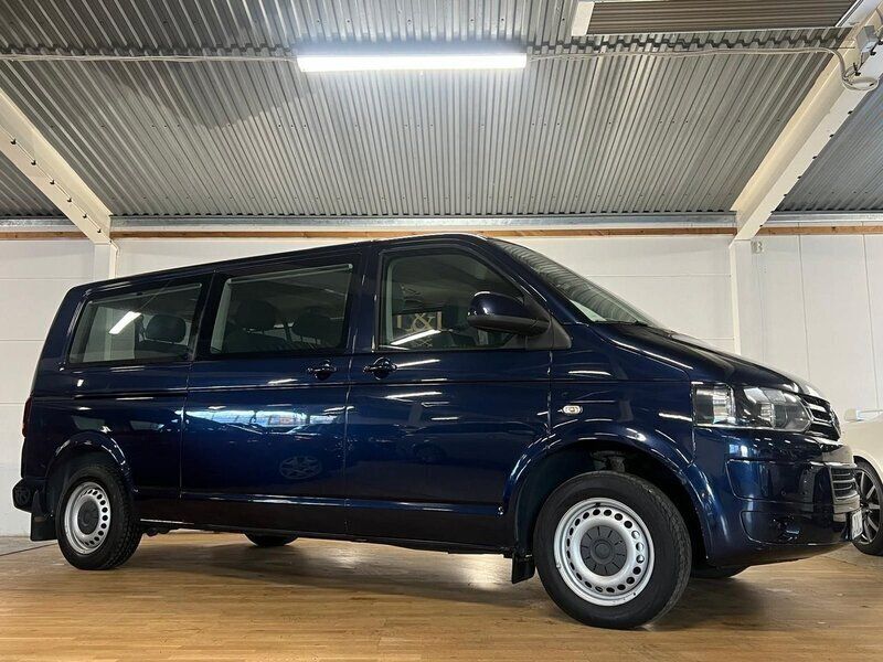 Mörkblå Begagnad 2014 VW Caravelle Minibuss | 229 900 kr (Dyr) - Bild 1/4