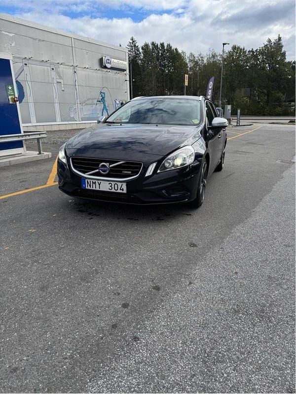 Svart Begagnad 2011 Volvo V60 R-Design Kombi | 80 000 kr (Marknadspris) - Bild 1/4