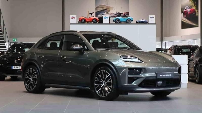 Grå Begagnad 2024 Porsche Macan Turbo SUV | 1 195 000 kr - Bild 1/1