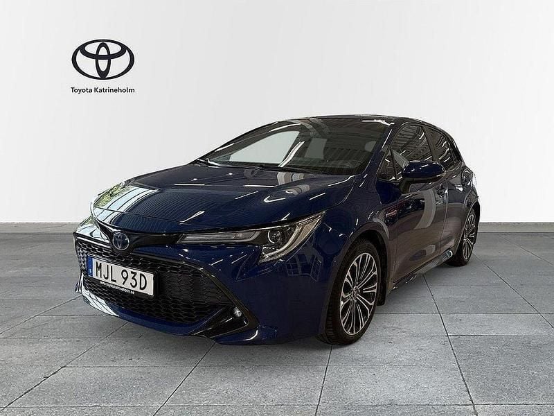Mörkblå Begagnad 2019 Toyota Corolla Hybrid Halvkombi | 209 900 kr (Marknadspris) - Bild 1/3