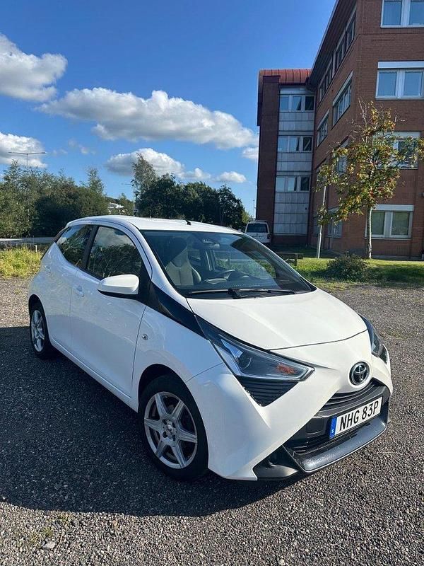 Vit Begagnad 2021 Toyota Aygo X-play Halvkombi | 112 000 kr (Marknadspris) - Bild 1/4